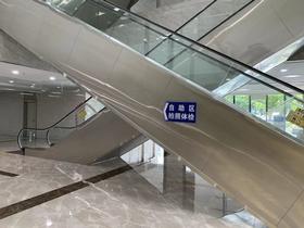 左側の建物